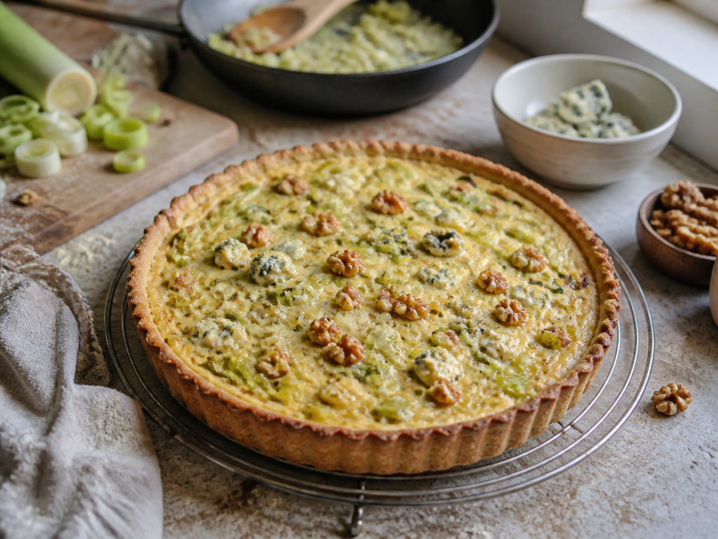 Porree-Tarte mit Blauschimmelkäse, plated for serving